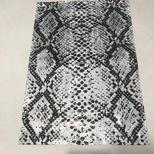 200 assorted polymailers, all 10x13 inches. Assorted designs or singular.